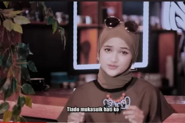 Lirik Lagu Rumah Tampak Jalan Tak Tantu - Puspa Indah feat Angga Eqino (Youtube)