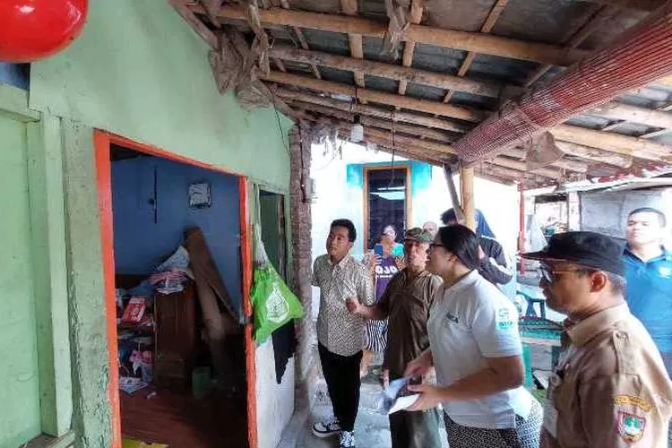 Wali Kota Solo Gibran Rakabuming Raka saat meninjau program RTLH di Kelurahan Mojo (Endang Kusumastuti)