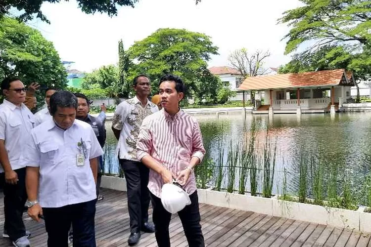 Wali Kota Solo Gibran Rakabuming Raka saat meninjau Taman Balekambang usai direvitalisasi (Endang Kusumastuti)