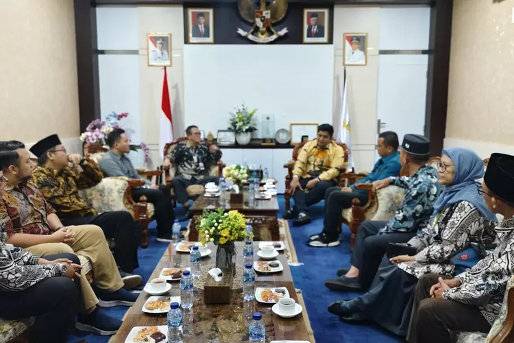 Bupati Bintan Roby Kurniawan menerima kunjungan tim Baznas RI dan Baznas Kabupaten Bintan di kantornya awal pekan lalu 