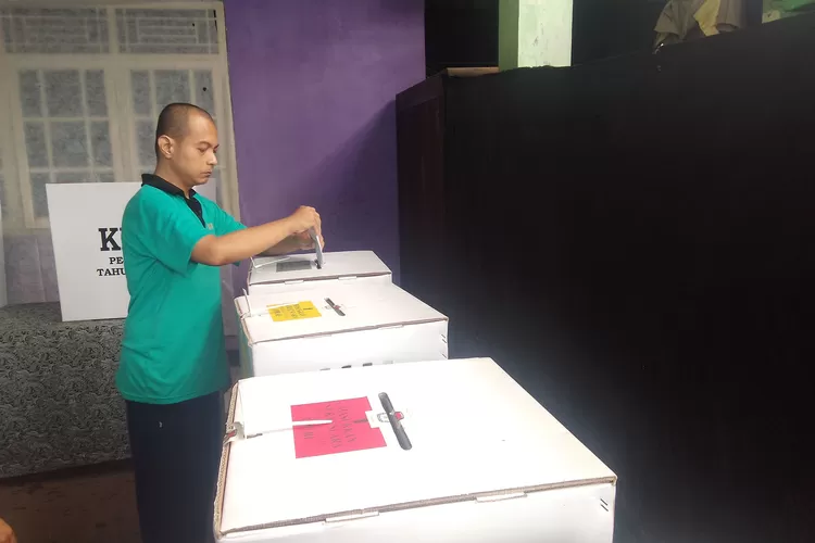 Salah satu pasien ODGJ dari Yayasan Jamrud Biru memberikan hak suara Pemilu 2024 di TPS 45, di Jalan Raya Mustikasari, Kelurahan Mustikasari, Kecamatan Mustikajaya, Kota Bekasi  pada Rabu (14/2/2024). (FOTO: Dharma/Suarakarya.id)
