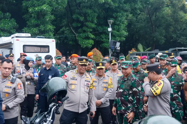 Kapolda Metro Jaya Irjen Karyoto dan Pangdam Jaya meninjau pengamanan Pemilu di salah satu TPS Jakarta. (Istimewa )
