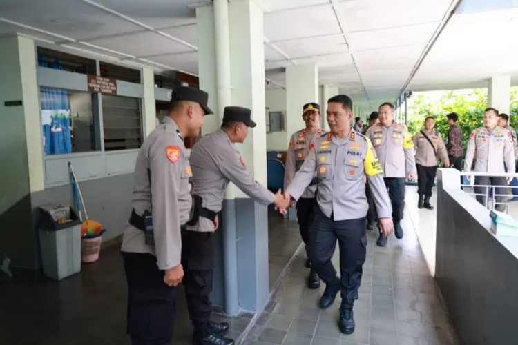 Kapolda DIY Irjen Suwondo Nainggolan didampingi sejumlah PJU Polda DI melakukan pemantauan keamanan secara langsung ke beberapa TPS. (Istimewa )