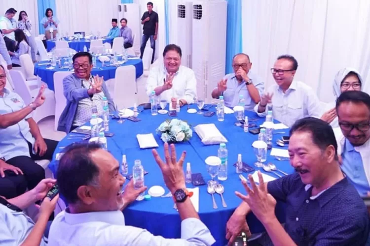 Ketua Umum Partai Golkar Airlangga Hartarto berpose dengan salam 4 jari yang merupakan nomor urut Golkar pada Pemilu 2024 setelah pemungutan suara Rabu (14/2/2024).  (@airlangga_hrt)