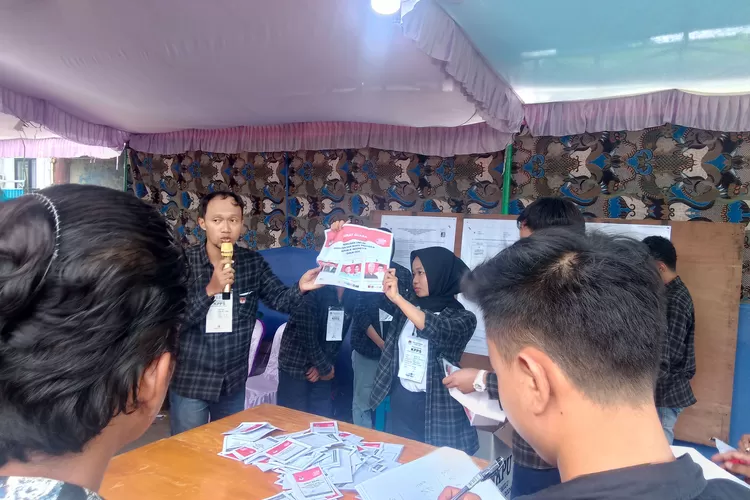 Petugas PPS saat melakukan penghitungan suara Pemilu di TPS 38, RW 04, Aren Jaya, Bekasi Timur, Kota Bekasi, pada Rabu (15/2/2024) lalu. (FOTO: Dharma/Suarakarya.id)