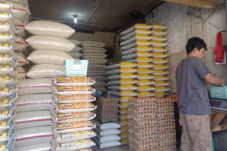 Disdagperin Kota Bekasi akan menggelar operasi pasar murah di 12 Kecamatan imbas harga beras naik. (FOTO: Dharma/Suarakarya.id)