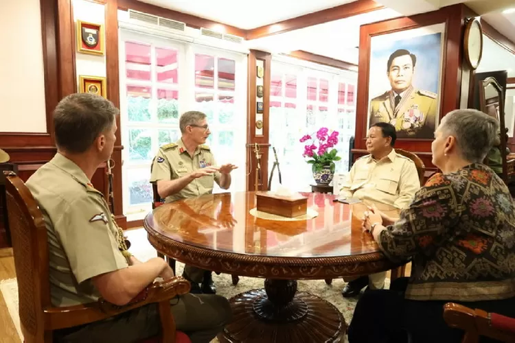 Menteri Pertahanan RI Prabowo Subianto menerima kunjungan kehormatan atau courtesy call Panglima Angkatan Bersenjata Australia Jenderal Angus J. Campbell, Selasa (20/2/2024). Foto: Humas Kemhan