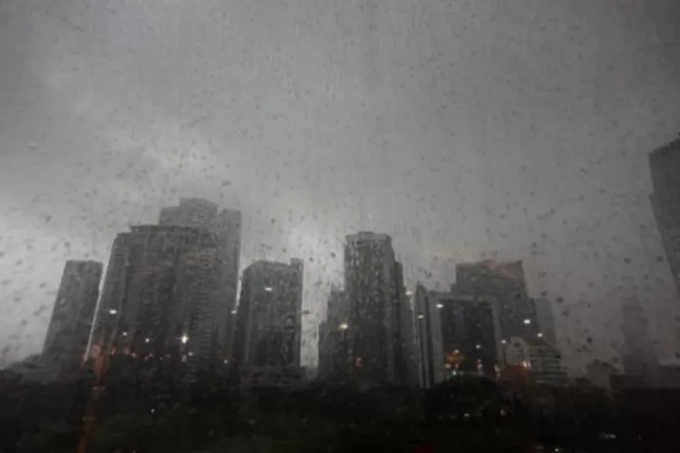 Sebagian wilayah Jakarta raya diprediksi diguyur  hujan dengan intensitas sedang, Selasa(20/2/2024). 