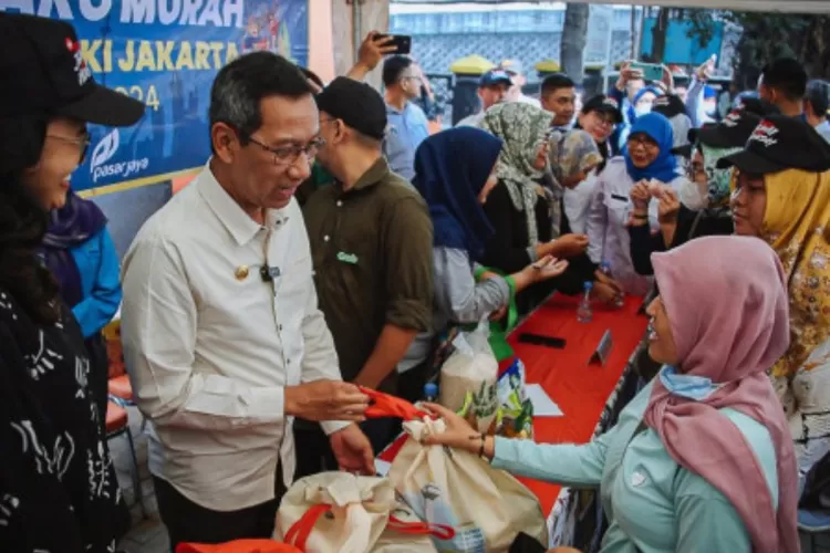 pj Gubernur DKI Jakarta Heru Budi Hartono  menyerahkan  paket sembako murah  untuk warga Kec Tanah Abang dan Palmerah, Rabu (21/2/2024) u 