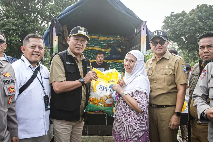 Pj Wali Kota Bandung Bambang Tirtoyuliono memastikan jika stok beras di kota Bandung aman hingga bulan ramadhan nanti