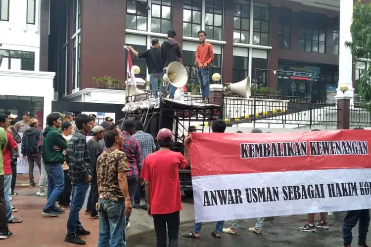 Puluhan massa dari koalisi pembela  keadilan  menggeruduk kantor Pengadilan Negeri Tatausaha Negara Jakarta meminta agar Hakim Anwar Usman dikembalikan wewenangnya. 