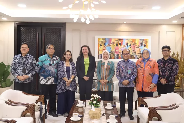 Menaker Ida Fauziyah menerima Director  International Labour Organization (ILO) for Indonesia and Timor Leste, Simrin Singh, di Kantor Kemnaker Jakarta. 