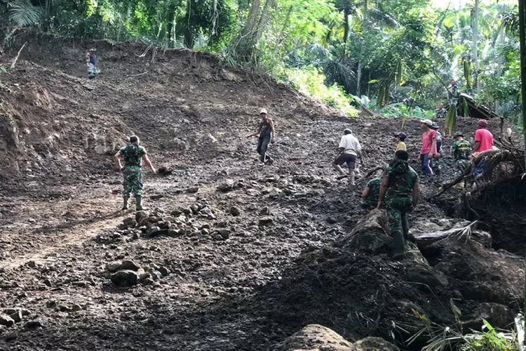 100 Personel Terlatih TNI Garap Pembukaan Jalan Program TMMD ke 119 Kodim 1623 Karangasem di Dusun Bukit Catu. Foto: Pen Kodim 1623/Karangasem