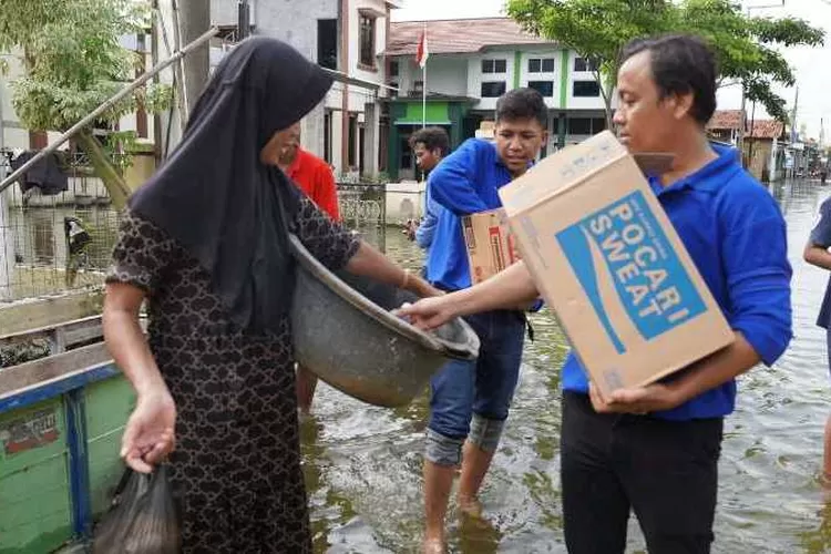Relawan dari Otsuka Group membagikan bantuan ke pengungsi banjir Demak (Istimewa)