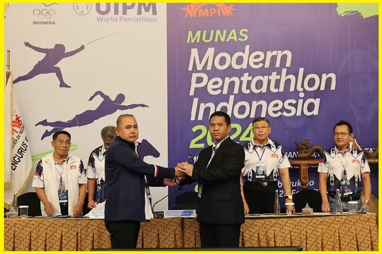 Marsekal Muda TNI, Dr, Ir Purwoko Aji Prabowo, MM,MDS menerima palu sidang dari Penangungjawab/ Pelaksana Tugas Ketua Umum MPI 2024, Hifni Hasan. (Ist)