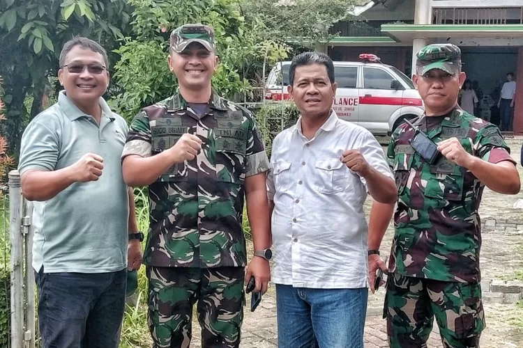 Dandim 0507 Bekasi Kolonel Arm Rico Sirait (kedua dari kiri)  dan  Ketua RW.36 Kemang Pratama 2,Bekasi, Kismo (kedua dari kanan). 