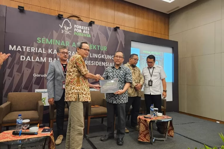 Hartono Prabowo (Technical Director FSC Indonesia) menyerahkan sertifikat sebagai narasumber seminar arsitektur kepada Prof Naresworo Nugroho (Dekan Fakultas Kehutanan dan Lingkungan IPB University) yang diinisiasi FSC Indonesia bertajuk  (AG Sofyan)