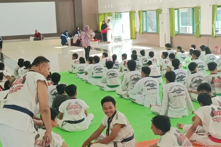 Para Atlet Tarung Derajat saat mengikuti sosialisasi dari Tim BPJS Ketenagakerjaan Surabaya Darmo
