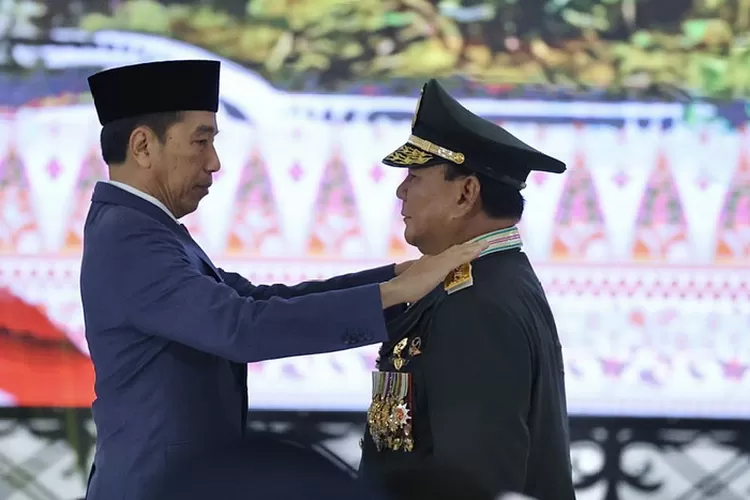 Menhan Prabowo menerima kenaikan pangkat istimewa dari Presiden Jokowi Pada Rapim TNI Polri. Foto: Humas Kemhan