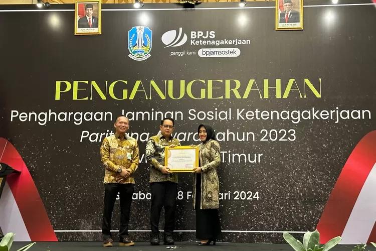 Bupati Mojokerto, Ikfina Fahmawati (kanan) saat menerima penghargaan Paritrana Award 2023 dari Pj Gubernur Jawa Timur Adhy Karyono yang didampingi Kepala Kantor Wilayah BPJS Ketenagakerjaan Jawa Timur, Hadi Purnomo