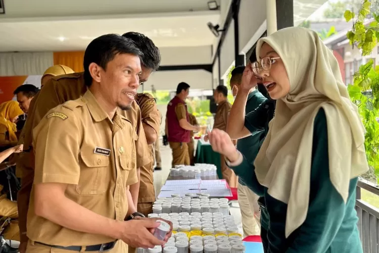 Pemerintah Kota (Pemkot) Bandung dan BNN Kota Bandung menggelar tes urin kepada 321 ASN di lingkungan Pemkot Bandung, kemarin ini.