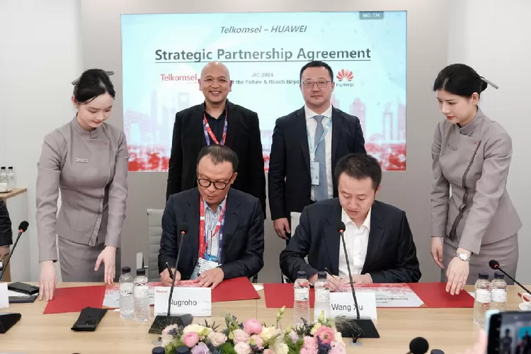 Pihak Telkomsel dan Huawei saat penandatanganan dua SPA terkait Home Broadband and 5G Innovation dan Talent Development.