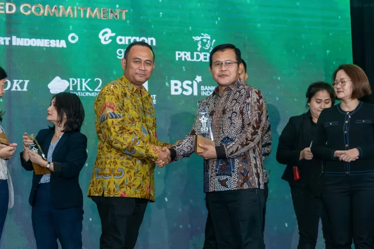 gelaran Investor Daily ESG Apprecia Direktur Kepatuhan Bank DKI Ateng Rivai menerima  penghargaan menerima kategori ESG Recognized Commitment dalam gelaran Investor Daily ESG Appreciation Night  di Jakarta, Selasa (27/2/2024).