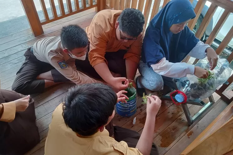 Pembuatan Aqua Speed  Tanamkan kreasi Siswa ABATA Lombok (Suara Karya/Hernawardi)