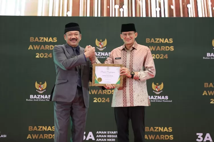 Menteri Pariwisata dan Ekonomi Kreatif Sandiaga Salahuddin Uno (kanan) menerima penghargaan dari Ketua Baznas RI KH Noor Achmad, Kamis ( 29/2/2024).