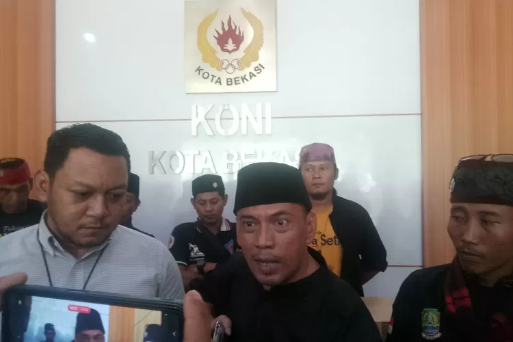 Ketua IPSI Kota Bekasi Rahmat Malik (tengah peci hitam) didampingi kuasa hukumnya Jaka Maulana (kiri) dalam keterangan persnya di KONI Kota Bekasi melakukan gugatan terhadap Pengprov IPSI Jawa Barat di PN Bandung pada 7 Maret 2024. (FOTO: Dharma/Suarakarya.id)