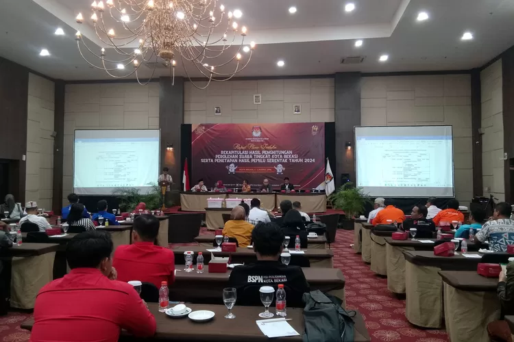 KPU Kota Bekasi menggelar pleno rekapitulasi hasil Pemilu 2024 di tiga Kecamatan di Hotel Merbabu, Bekasi Selatan, Jumat (1/3/2024). (FOTO: Dharma/Suarakarya.id)