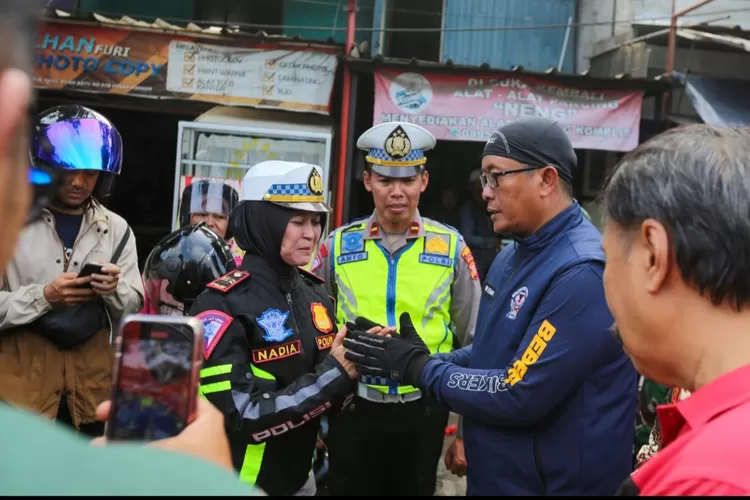 Pemerintah Kota (Pemkot) Bandung segera menata parkir liar dan pedagang yang berjualan di trotoar di kawasan Pasar Kordon