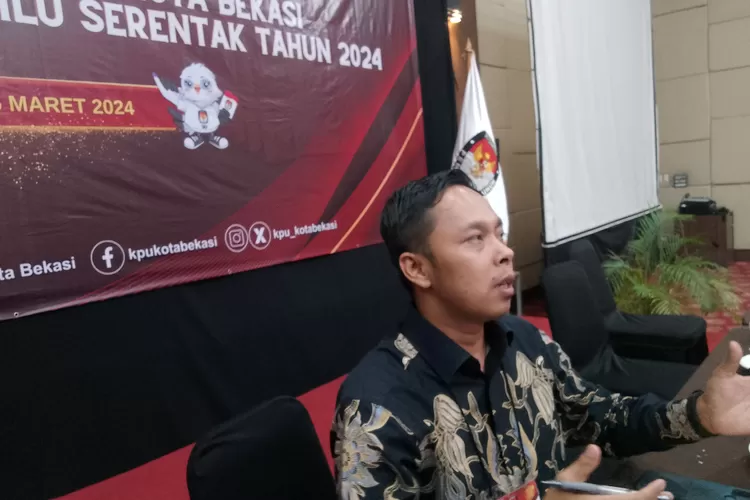 Ketua KPU Kota Bekasi, Ali Syifa, mengungkapkan rapat pleno rekapitulasi suara Pemilu 2024 kepada awak media di Hotel Merbabu, Bekasi Selatan, pada Sabtu (2/3/2024). (FOTO: Dharma/Suarakarya.id)