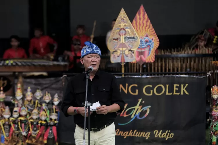 Pj Wali Kota Bandung Bambang Tirtoyuliono saat membuka pertunjukan Panca Sora, kemarin ini. 
