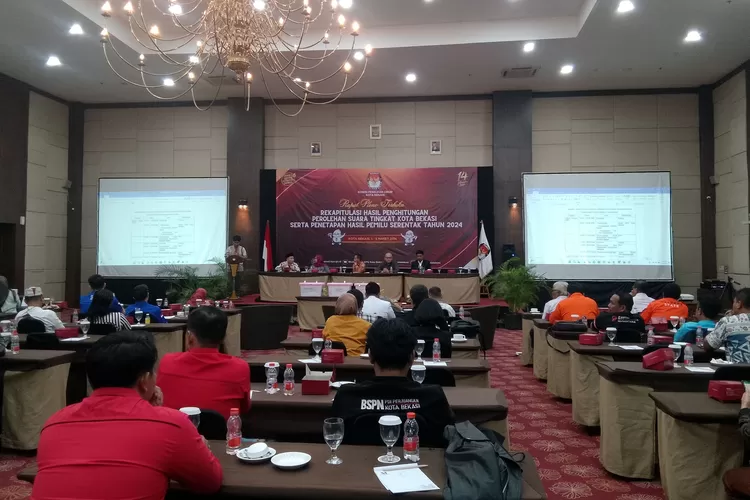KPU Kota Bekasi selesaikan rekapitulasi hasil penghitungan suara Pemilu 2024 di 5 Kecamatan hari keempat, di Hotel Merbabu, Jalan Cut Mutia, Rawalumbu, Senin (4/3/2024). (FOTO: Dharma/Suarakarya.id)
