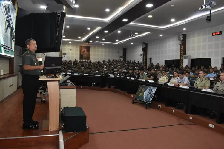 Kapuspen TNI Mayor Jenderal TNI Dr R Nugraha Gumilar  M.Sc hadir sebagai narasumber dalam rangka memberikan kuliah umum kepada Pasis Dikreg LXIV Seskoad TA 2024. Foto: Puspen TNI