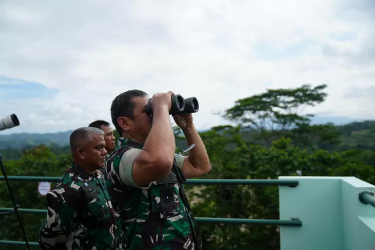 Kasad Jenderal TNI Maruli Simanjuntak saksikan delapan heli Penerbad menyerang sasaran di Cipatat. Foto: Dispenad