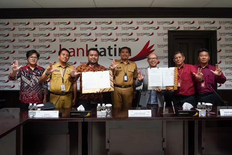 Perjanjian kesepakatan kerja sama Bank Jatim dengan Pemprov Jawa Timur dan CV Gratis Ongkir usai diteken