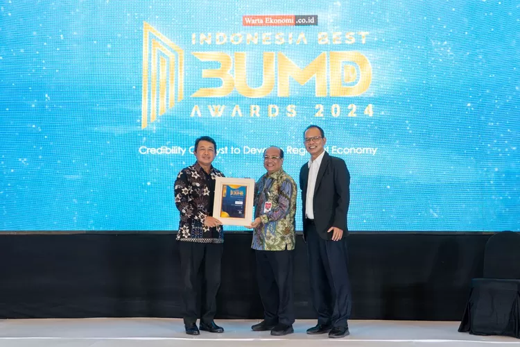 Plt Dirut Bank DKI Amirul Wicaksono menerima  penghargaan The Best BUMD  2024 dari Warta Ekonomi, Selasa (5/3/2024).