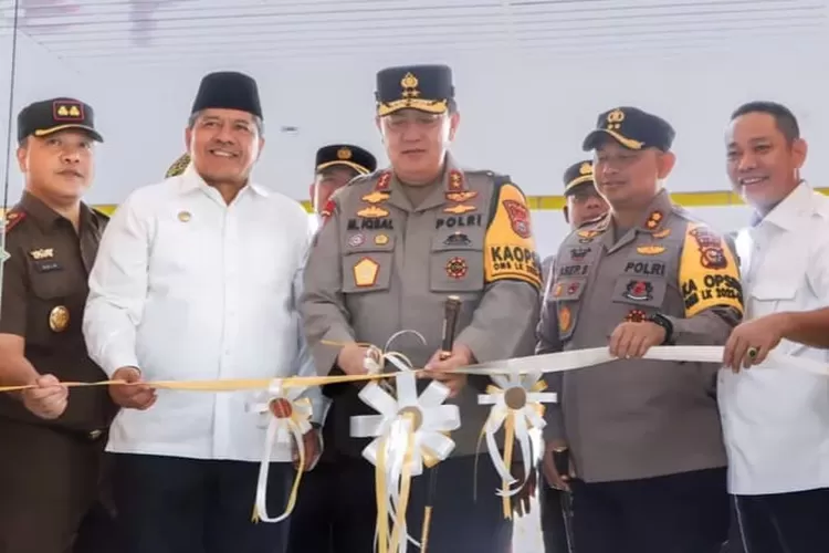 Kapolda Riau Irjen M Iqbal meresmikan Gedung Sentra Pelayanan Kepolisian Terpadu (SPKT) Polres Siak (Istimewa )