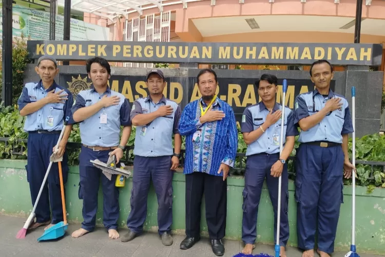 PT Utama menurunkan pasukan Tim Klintama untuk melakukan bersih-bersih di Masjid Ar- Rahman Rawamangun disaksikan Sekretaris Masjid Ar-Rahman Rawamangun, Bambang Husni  (AG  Sofyan)