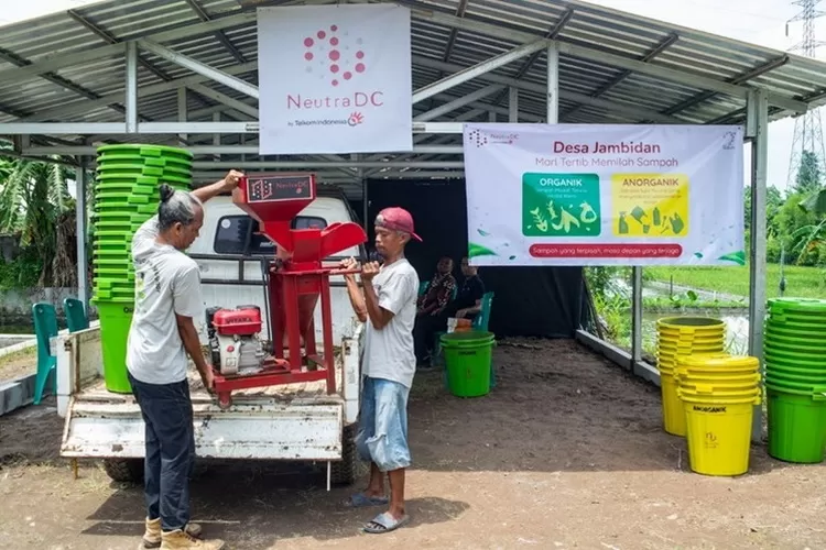 NeutraDC menyediakan bangunan pengelolaan sampah,  memberikan mesin pengelolaan sekaligus tempat sampah pilah untuk warga Desa Jambidan.