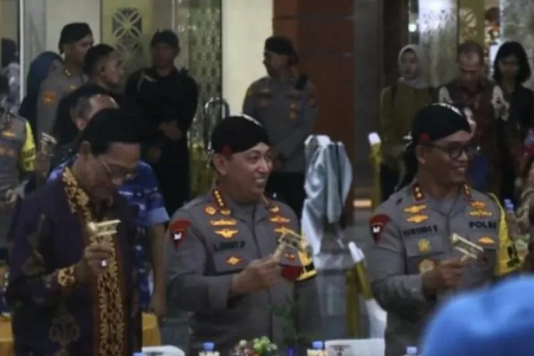 Sri Sultan Hamengkubuwono X, Kapolri Jenderal Pol Listyo Sigit Prabowo dan Kapolda Irjen Suwondo Nainggolan dalam kegiatan  Pasar Kangen Wiwitan di Mapolda DIY. (Istimewa )