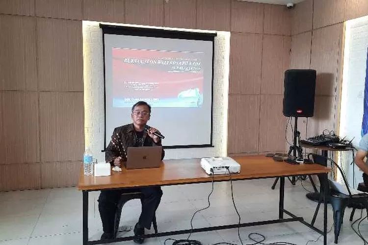 Direktur Lembaga Survei Solo Raya Polling, Suwardi, membeberkan hasil kajian calon pemimpin Kota Solo (Endang Kusumastuti)