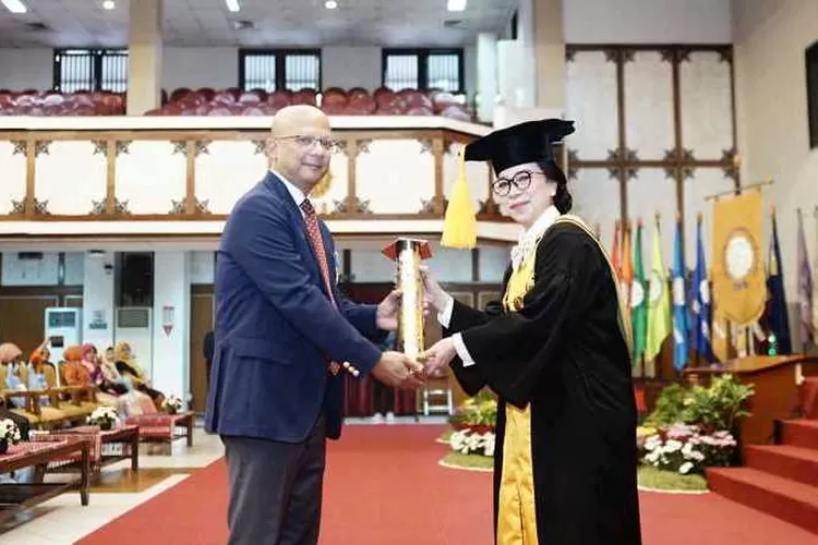 Plt Rektor UNS Chatarina Muliana memberikan UNS Award kepada Prof Iftekhar Hasan (Istimewa)
