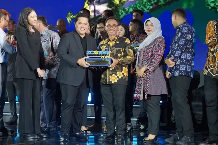 Direktur Utama PosIND Faizal Rochmad Djoemadi menerima Penghargaan BCOMSS 2024 kategori Top Contributor BUMN for Communications dari Menteri BUMN Erick Thohir di Lapangan Tenis Indoor Senayan Jakarta, Kamis (7/3/2024)  (Ist)