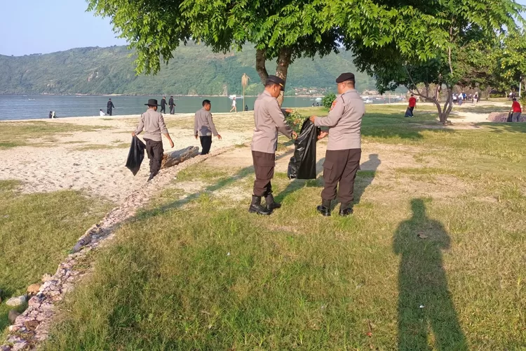 Clean Up bersih bersih pantai di Mandalika semua elemen pemerintah TNI Polri maupun masyarakat di Pantai Mandalika, Lombok Tengah. (Suara Karya/Ist )