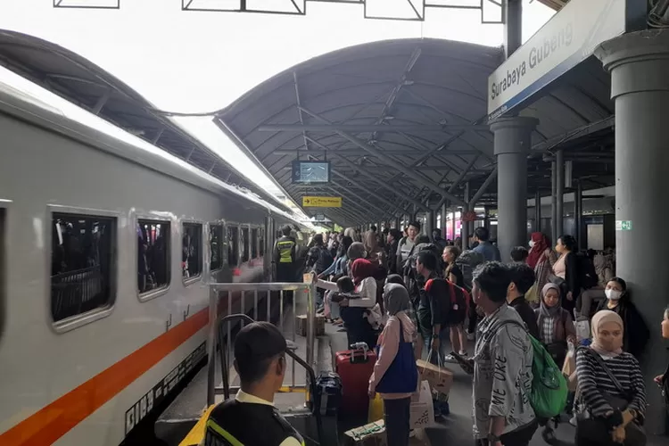 Suasana di stasiun wilayah kerja KAI Daop 8 Surabaya, jelang Angkutan Lebaran