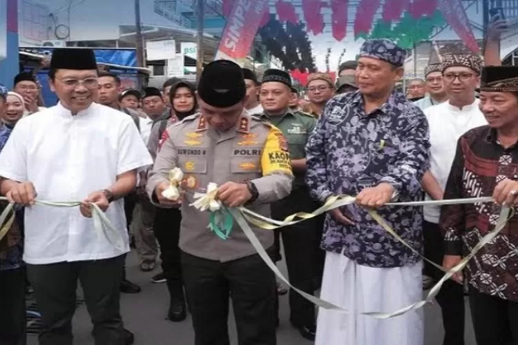 Kapolda DIY Irjen Pol Suwondo Nainggolan membuka secara langsung Pasar Sore Kampung Ramadhan di Masjid Jogokaryan. Yogyakarta. (Istimewa )