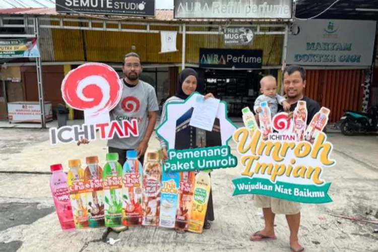 Keluarga Novita Ediwarman asal Solo menjadi konsumen beruntung mendapatkan hadiah Ichitan Umroh Impian 2024 di bulan penuh berkah Ramadan 1445 H (AG Sofyan)